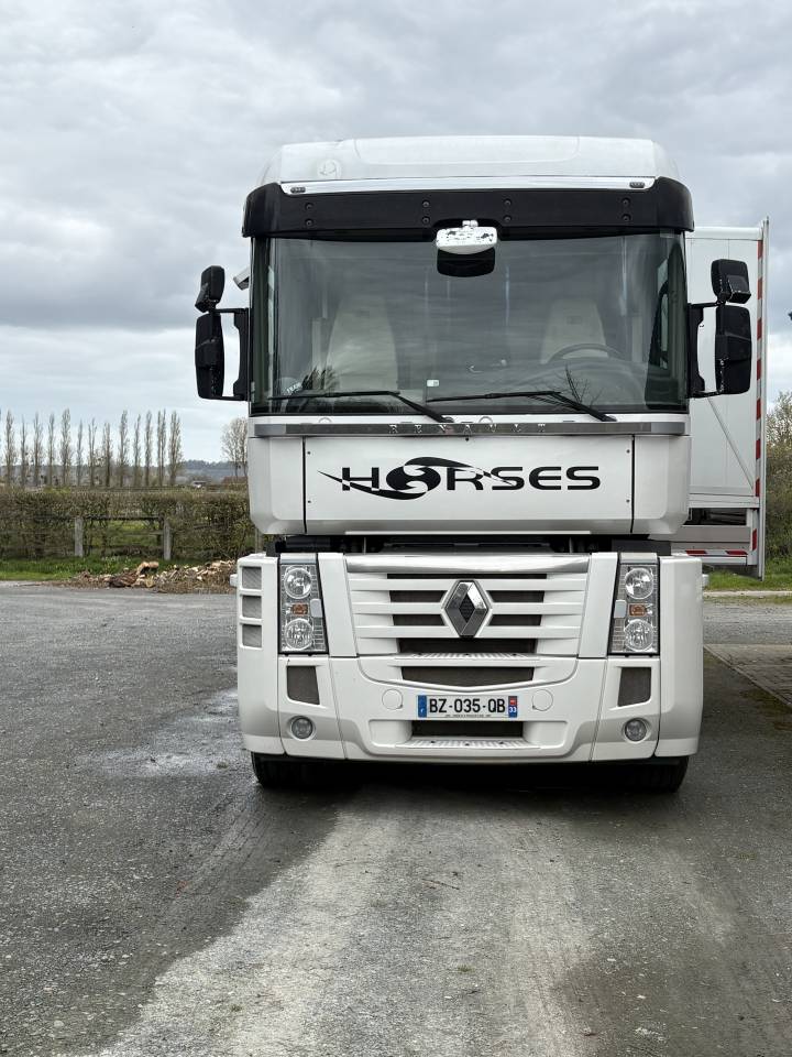 A vendre Renault  MAGNUM STX avec grand pop out 