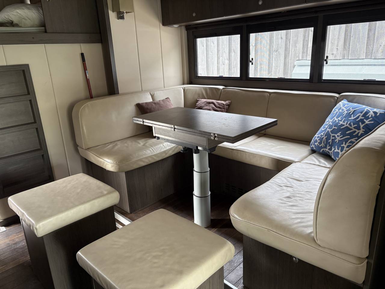 A vendre Renault  MAGNUM STX avec grand pop out 