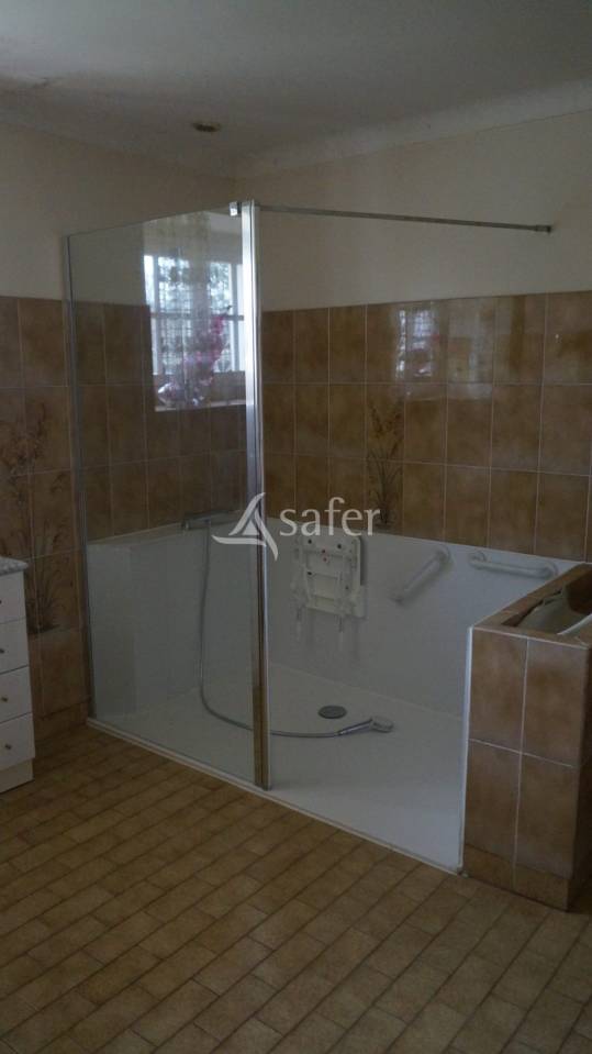 Long&egrave;re vend&eacute;enne sur bel &icirc;lot de p&acirc;ture