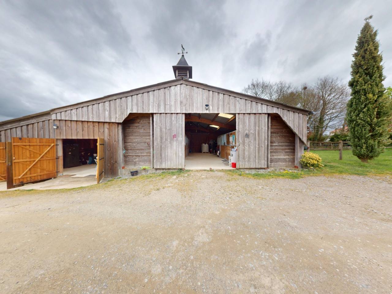 Propri&eacute;t&eacute; &eacute;questre , maison, barn , carri&egrave;re couverte.