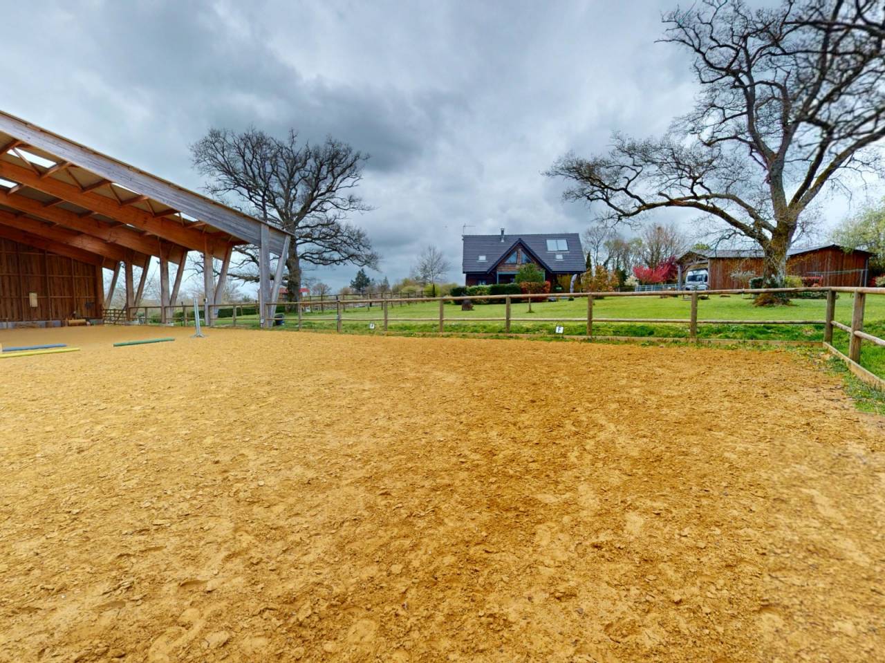 Propri&eacute;t&eacute; &eacute;questre , maison, barn , carri&egrave;re couverte.