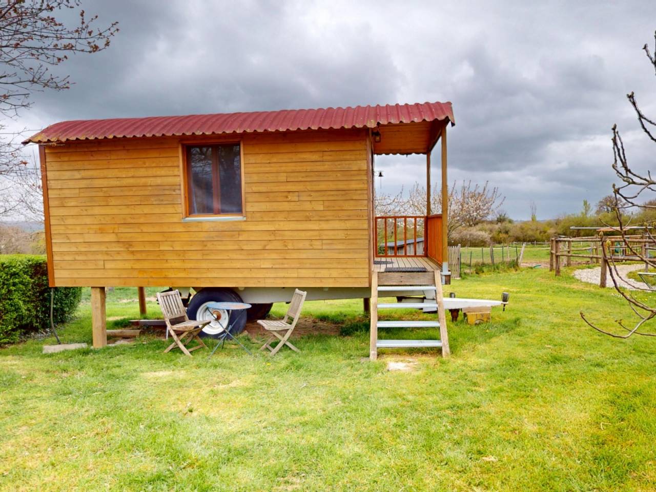 Propri&eacute;t&eacute; &eacute;questre , maison, barn , carri&egrave;re couverte.