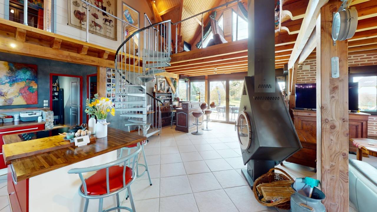 Propri&eacute;t&eacute; &eacute;questre , maison, barn , carri&egrave;re couverte.