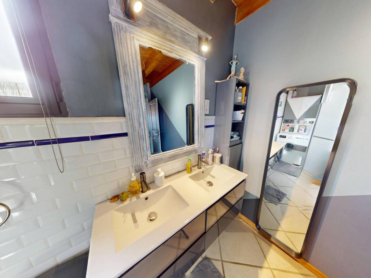 Propri&eacute;t&eacute; &eacute;questre , maison, barn , carri&egrave;re couverte.