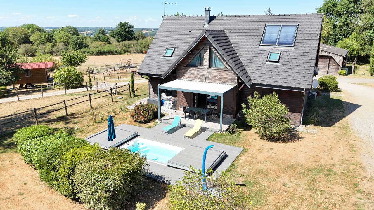 Propri&eacute;t&eacute; &eacute;questre , maison, barn , carri&egrave;re couverte.