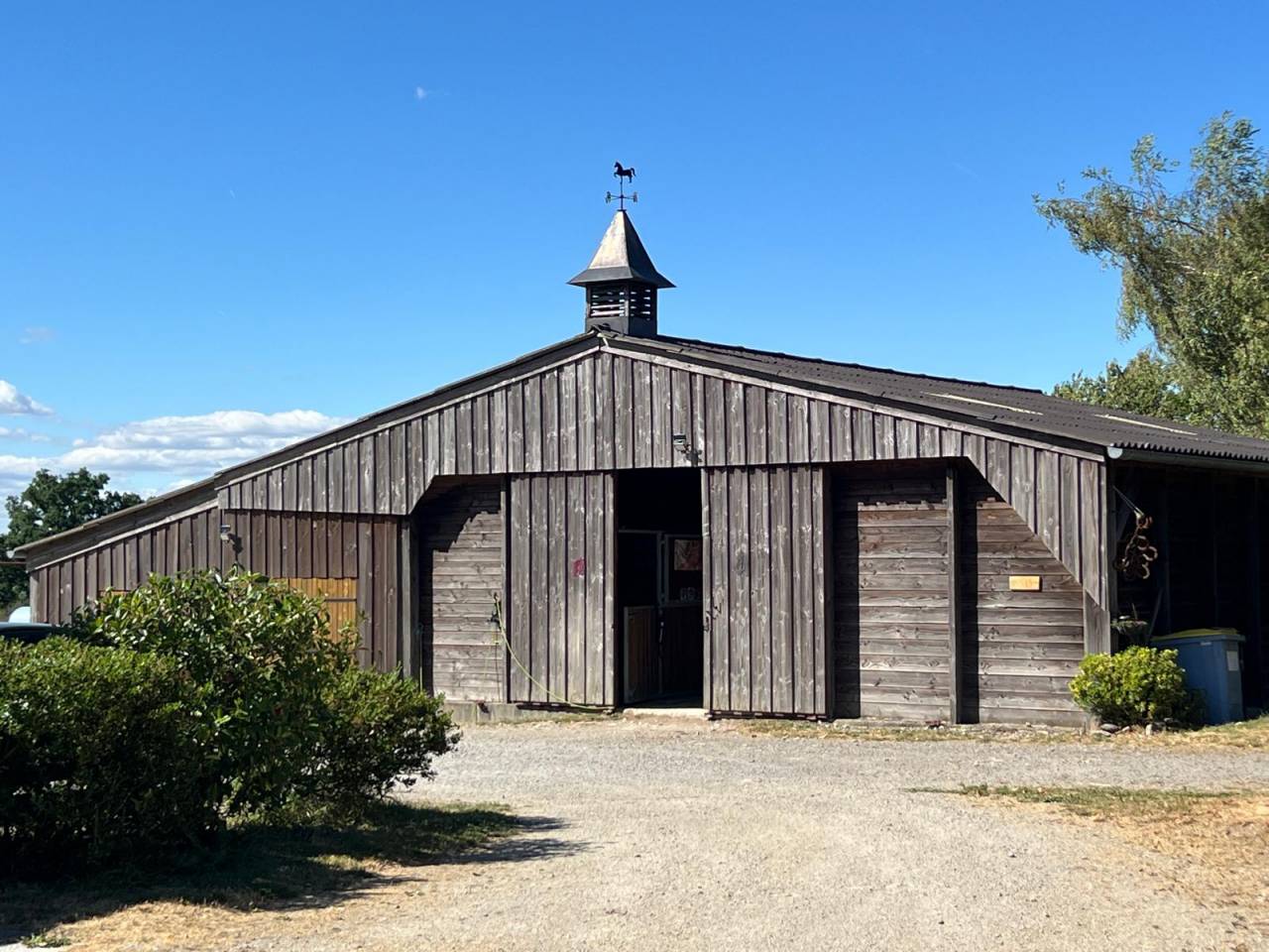 Propri&eacute;t&eacute; &eacute;questre , maison, barn , carri&egrave;re couverte.