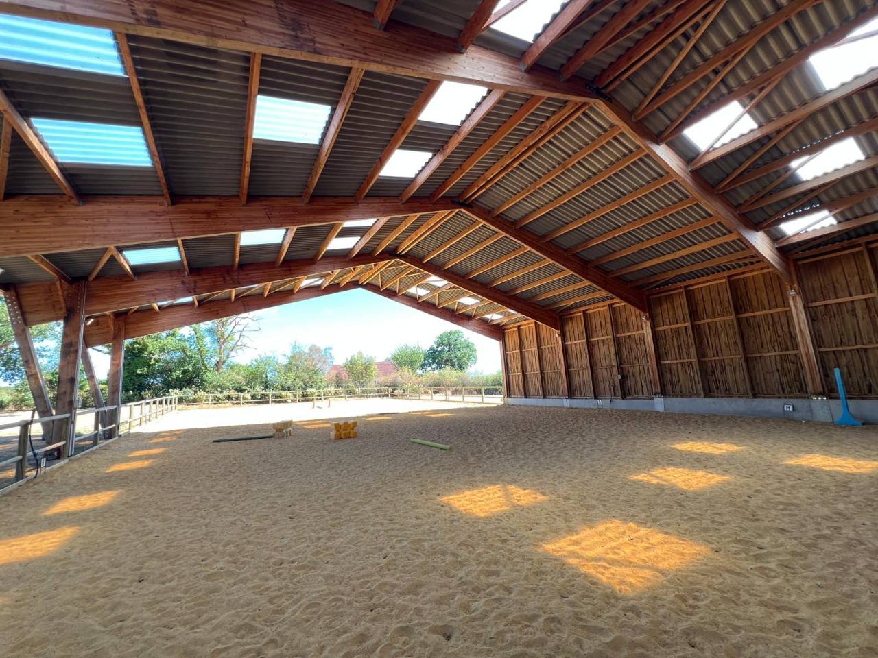 Propri&eacute;t&eacute; &eacute;questre , maison, barn , carri&egrave;re couverte.