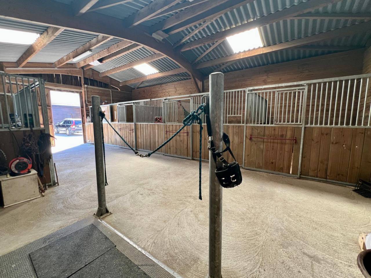 Propri&eacute;t&eacute; &eacute;questre , maison, barn , carri&egrave;re couverte.