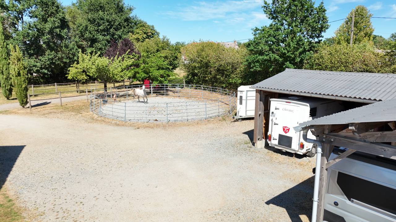 Propri&eacute;t&eacute; &eacute;questre , maison, barn , carri&egrave;re couverte.